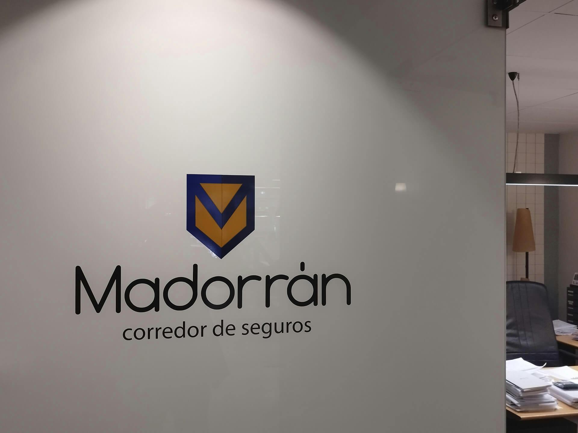 Cartel interior de la oficina de Seguros Madorrán