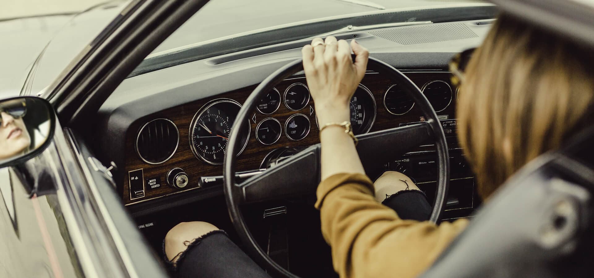 Chica conduciendo un coche