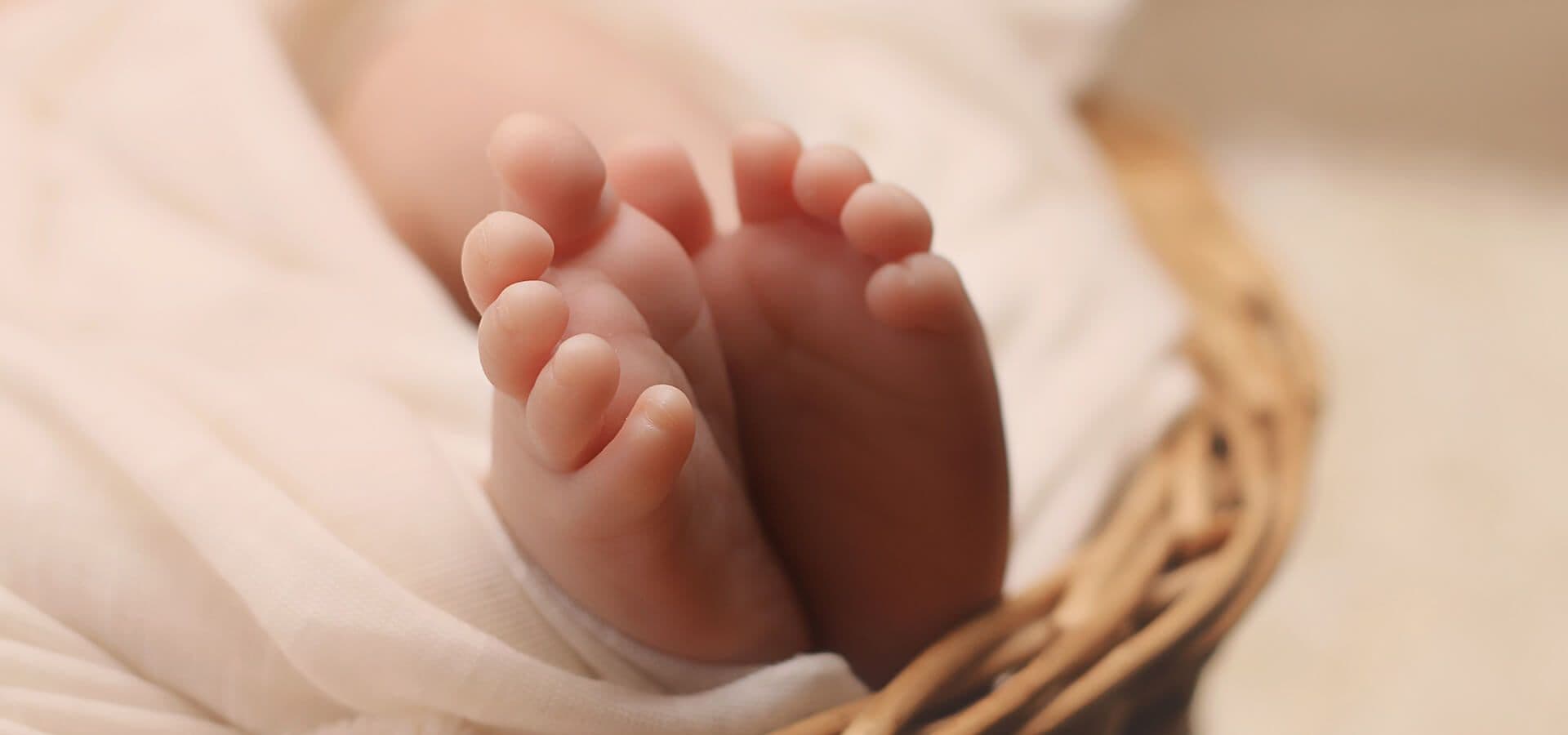 Pies de un bebé durmiendo