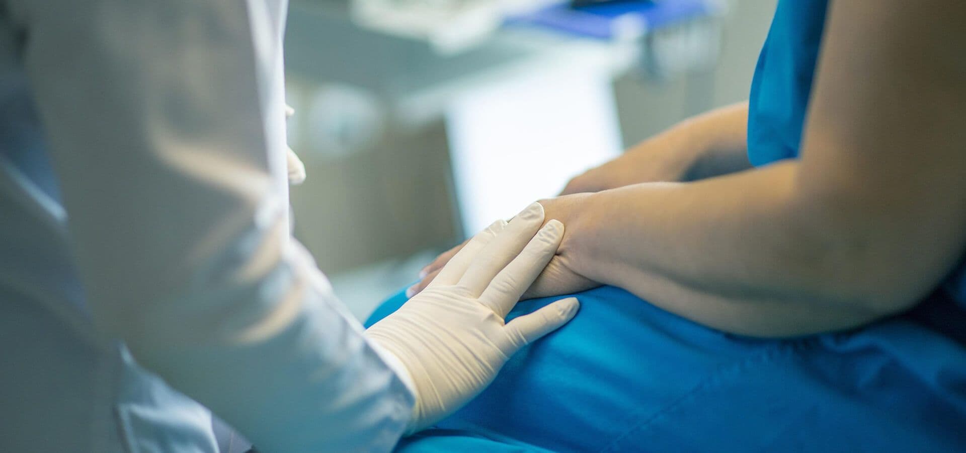 Médico tratando a una paciente