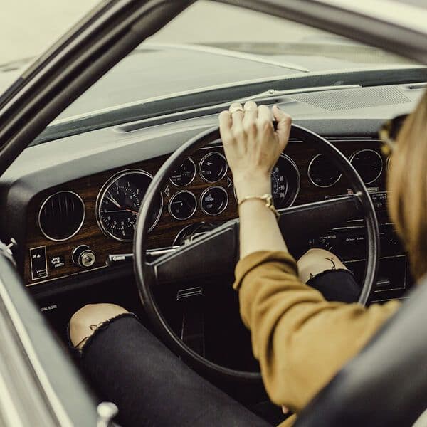 Chica conduciendo un coche