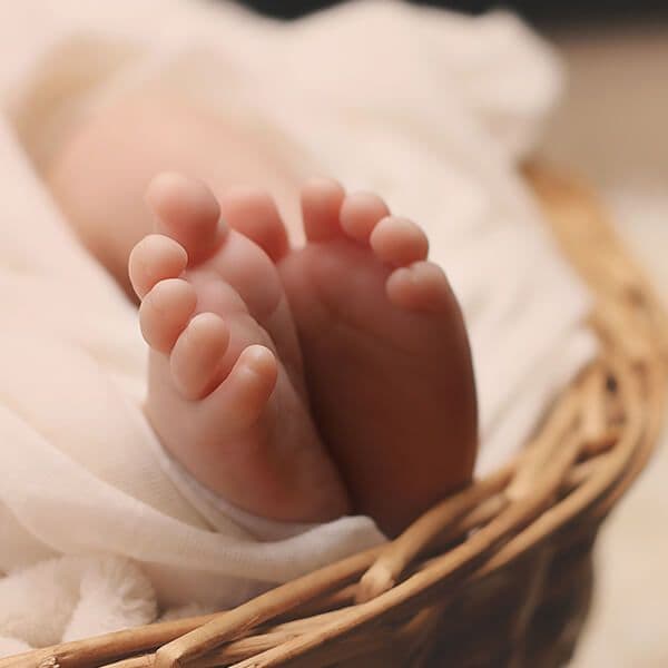 Pies de un bebé durmiendo