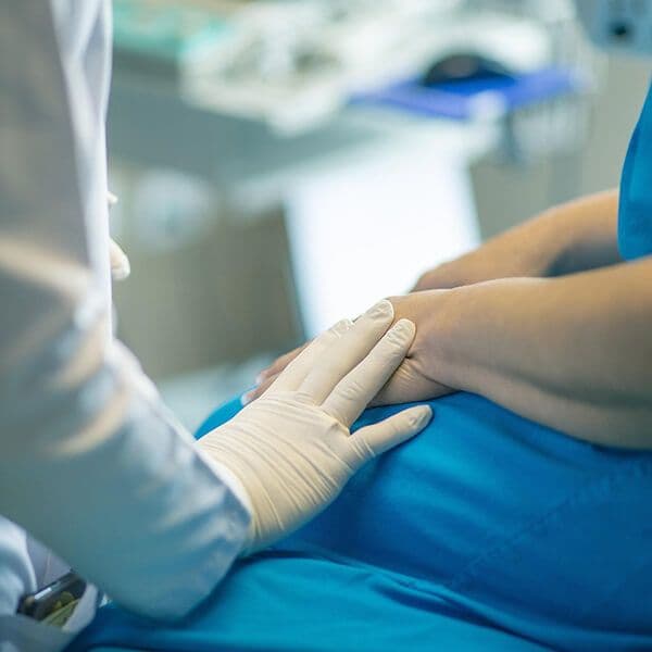 Médico tratando a una paciente
