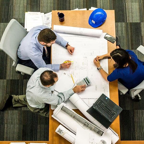 Sala de reuniones con personas trabajando