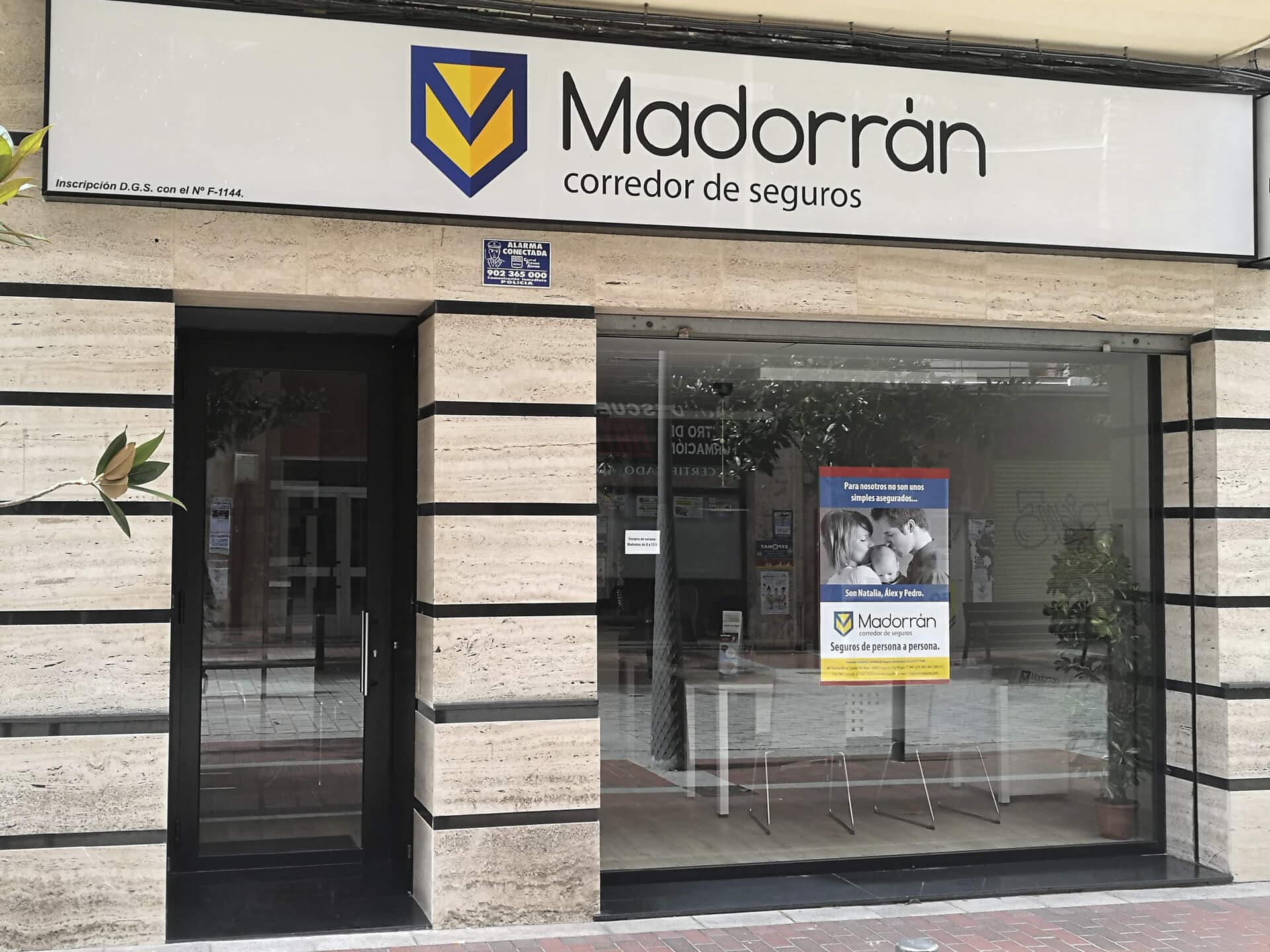 Fachada de la oficina de Seguros Madorrán a pie de calle por la mañana