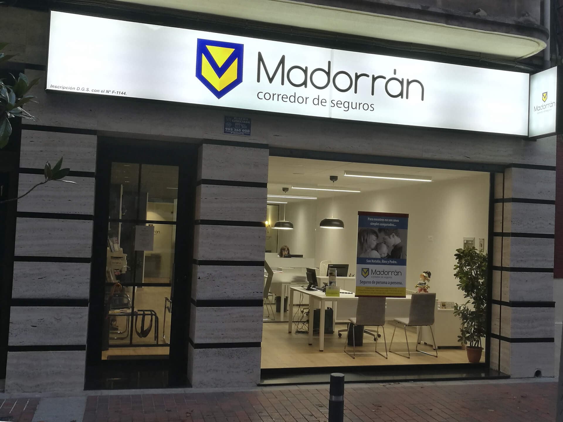Fachada de la oficina de Seguros Madorrán a pie de calle por la noche
