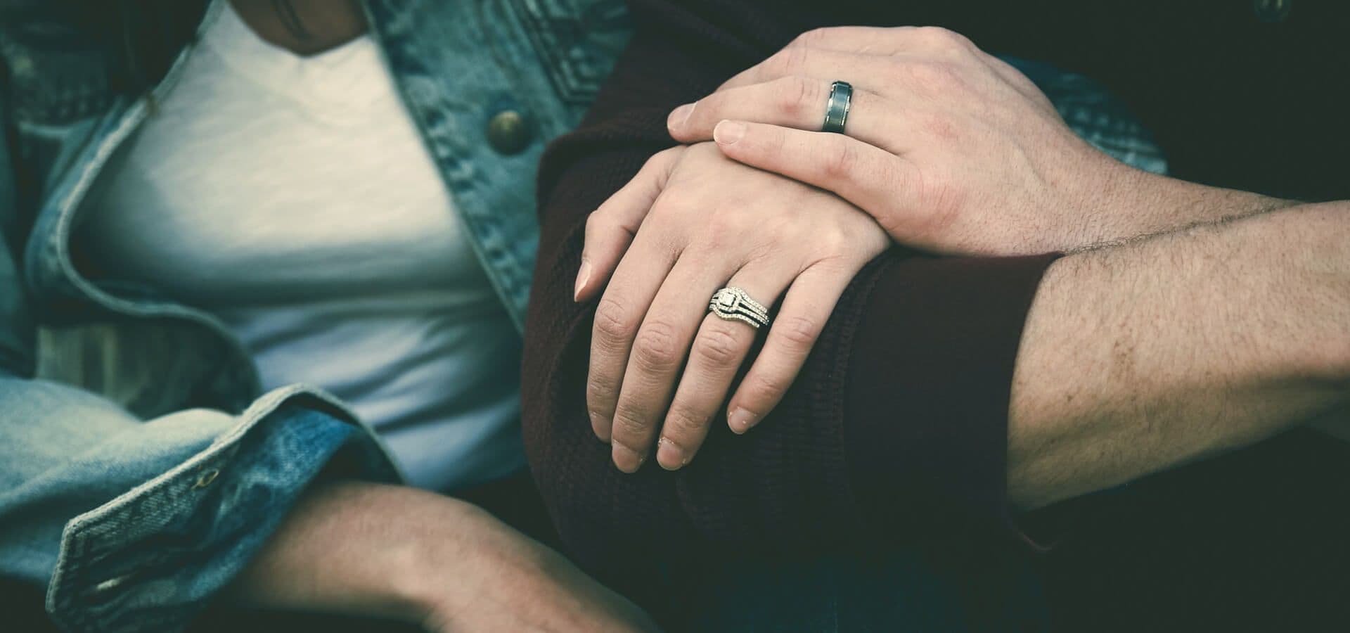 Hijo abrazando a su madre