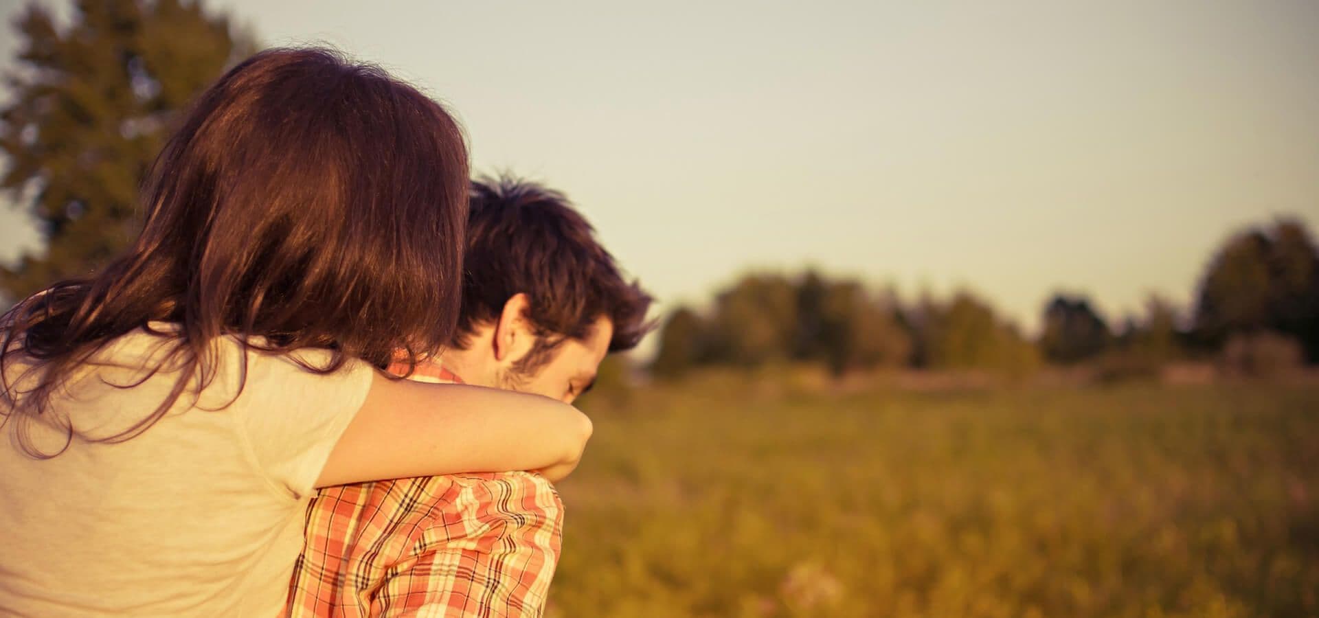 Pareja paseando por el campo