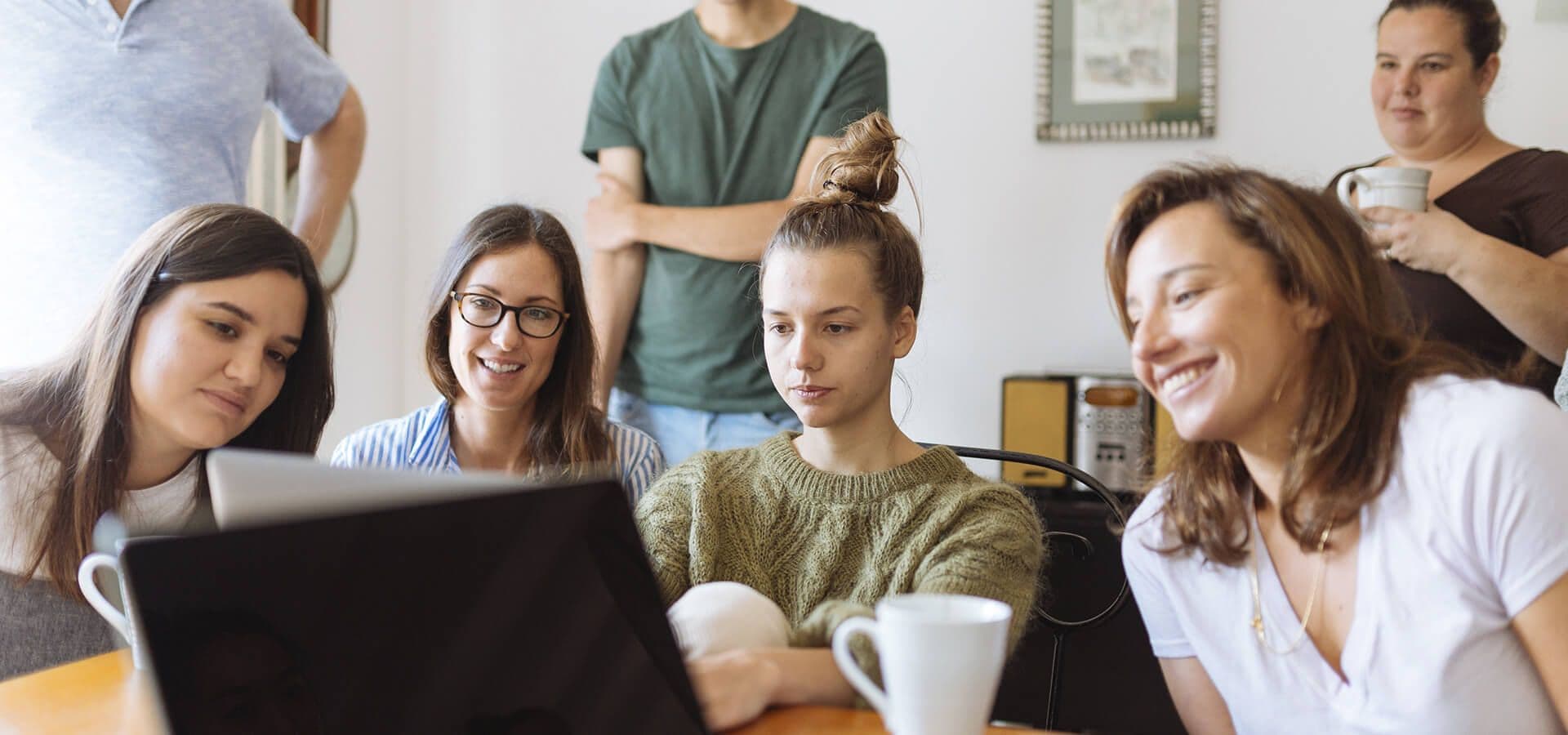 Equipo de personas mirando proyecto en la pantalla de un ordenador