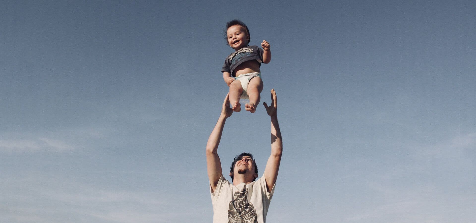 Padre jugando con su hijo pequeño