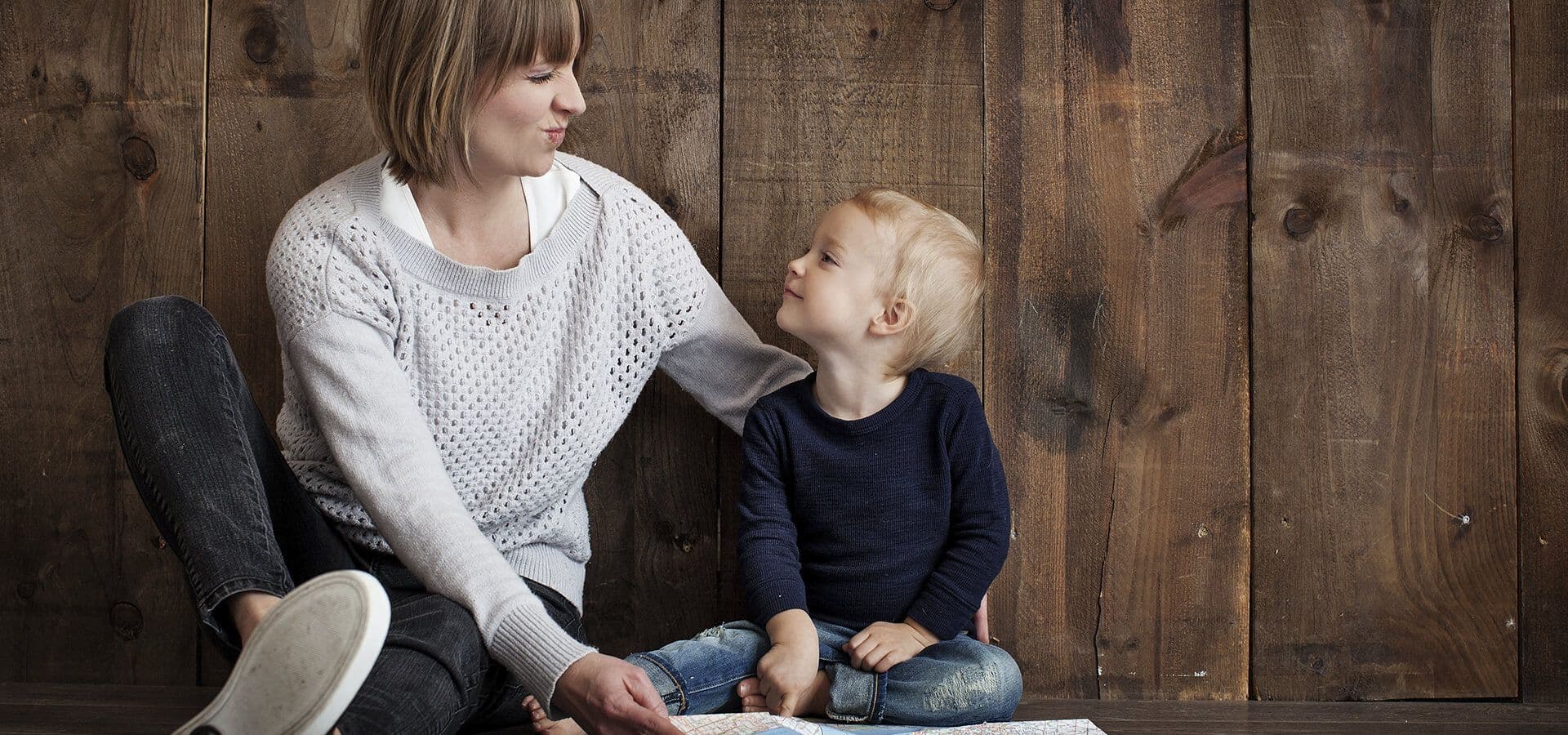 Madre sonriendo a su hijo pequeño