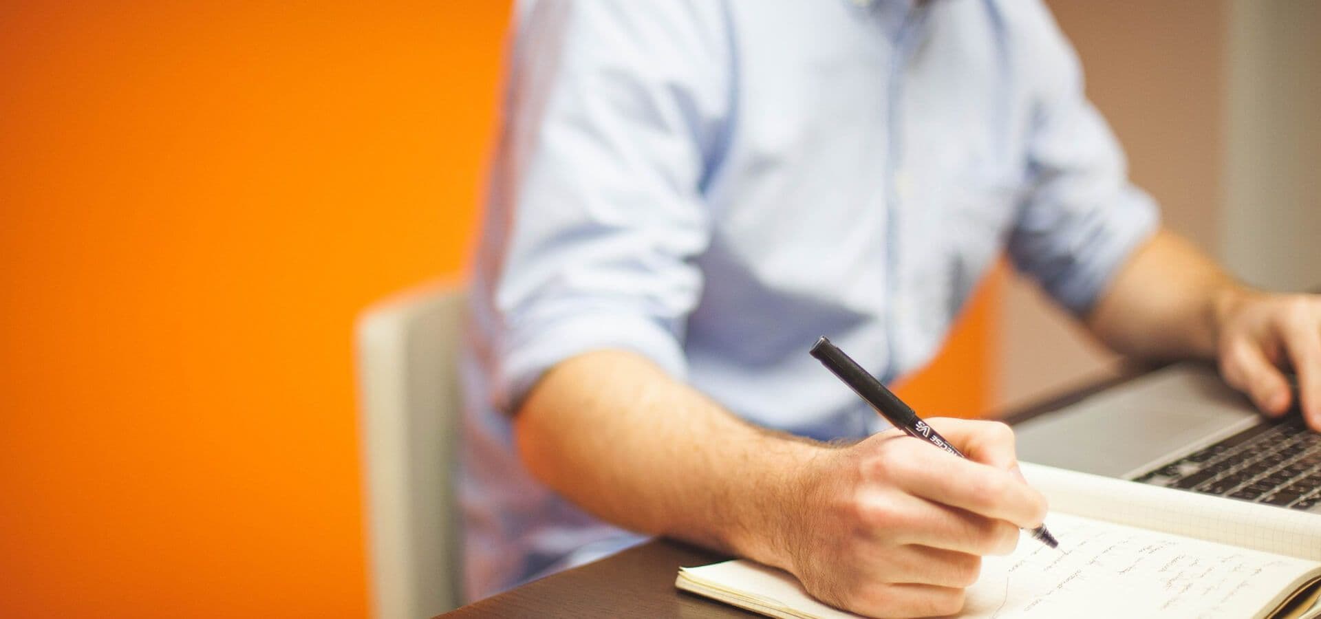 Empleado trabajando en su escritorio de la oficina