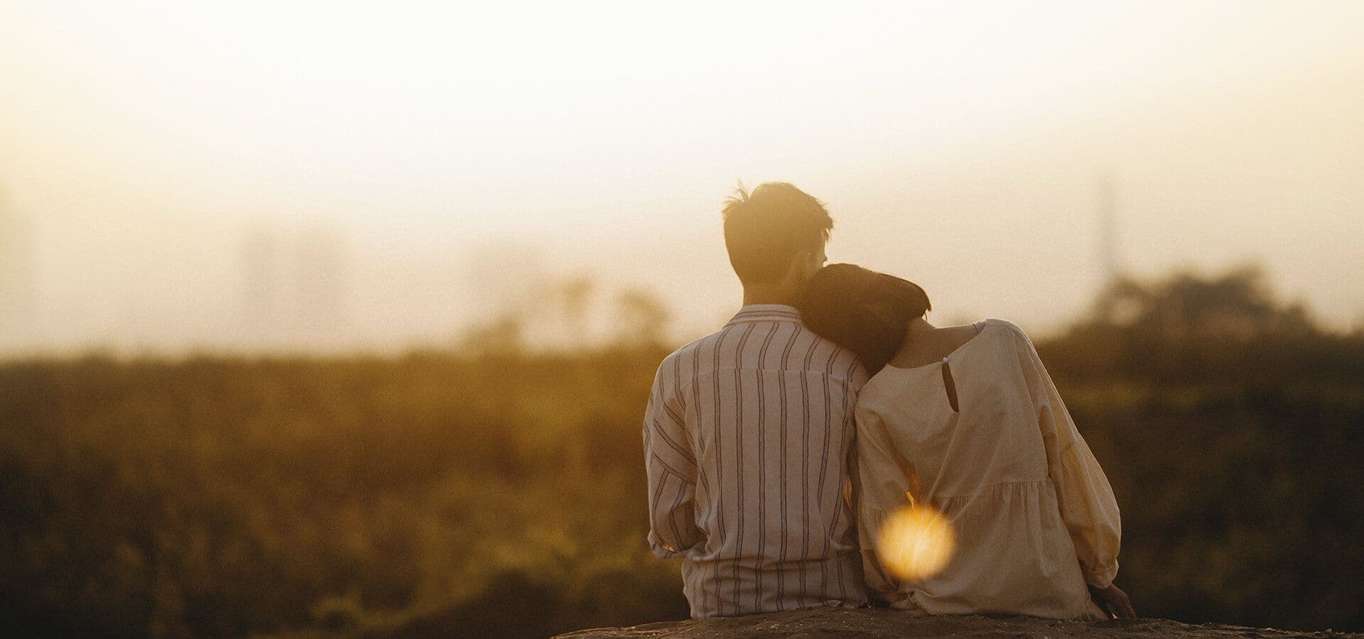 Pareja viendo un atardecer