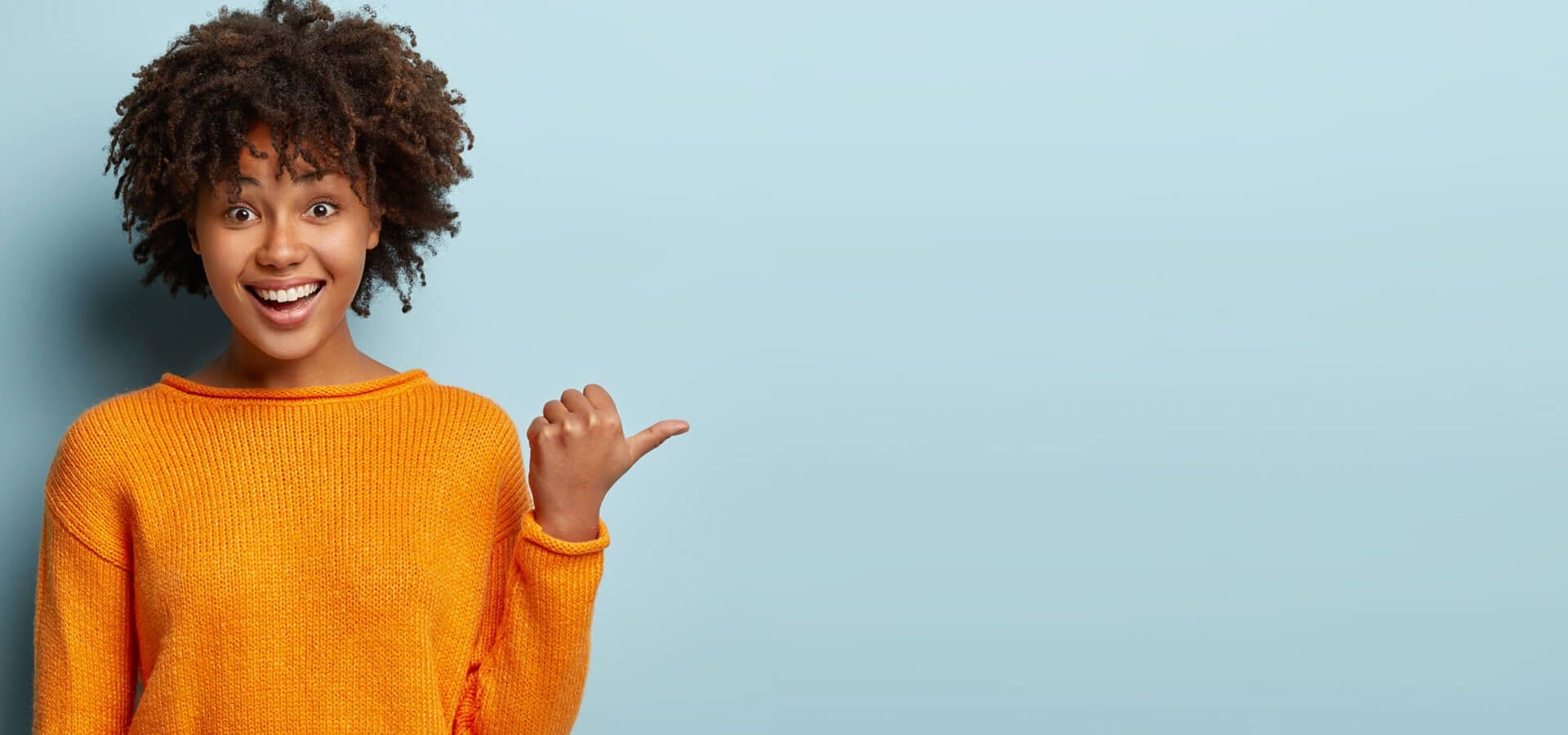 Chica sonriendo con jersey naranja
